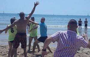 Le secrétaire de la ligue a donné de son corps au Sandball !! Merci à toi Arnaud (en bleu).